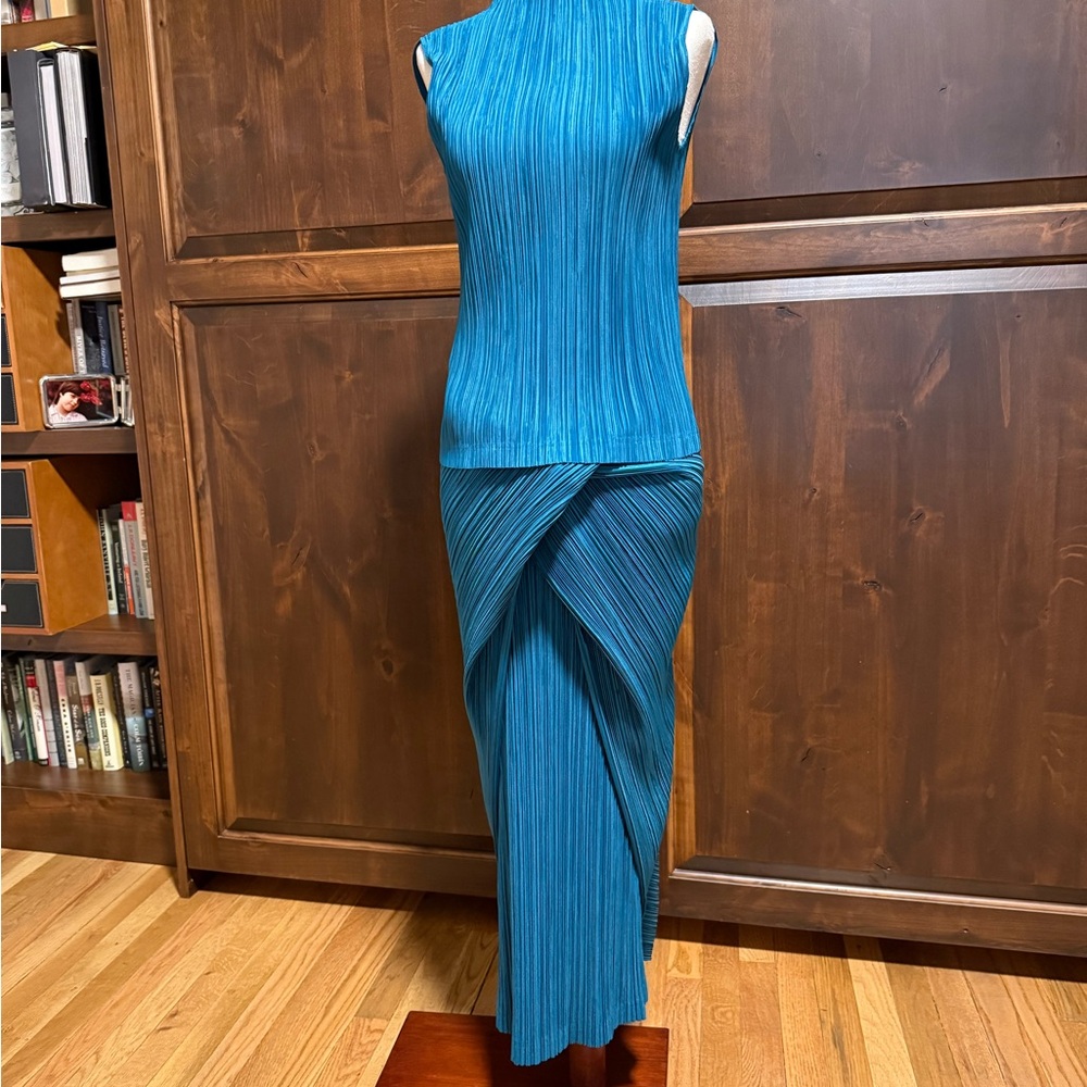 Issey Miyake Vibrant Blue Elegant Outfit.